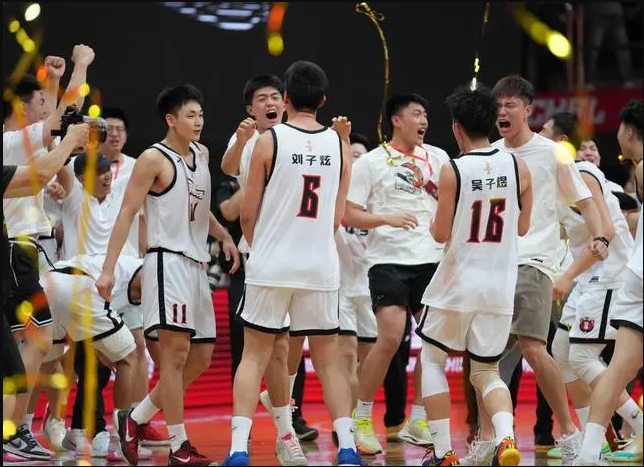 中国高中篮球联赛：回浦中学1分险胜清华附中再夺冠姚明颁奖易建联等助阵
