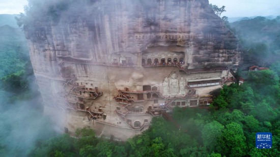 甘肃天水出现“麦积烟雨”景观
