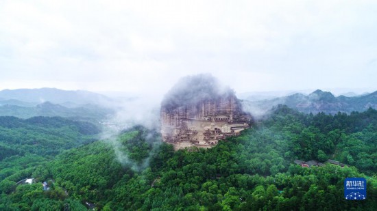 甘肃天水出现“麦积烟雨”景观