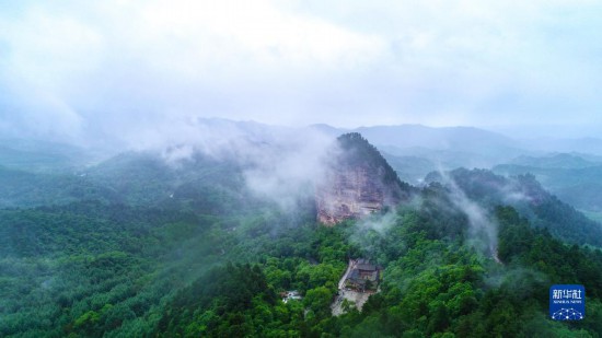 甘肃天水出现“麦积烟雨”景观