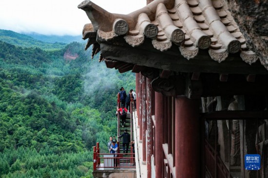 甘肃天水出现“麦积烟雨”景观