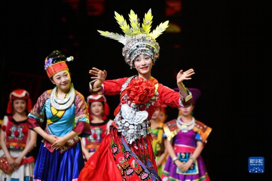 贵州大型民族歌舞《多彩贵州风》成功演出5000场