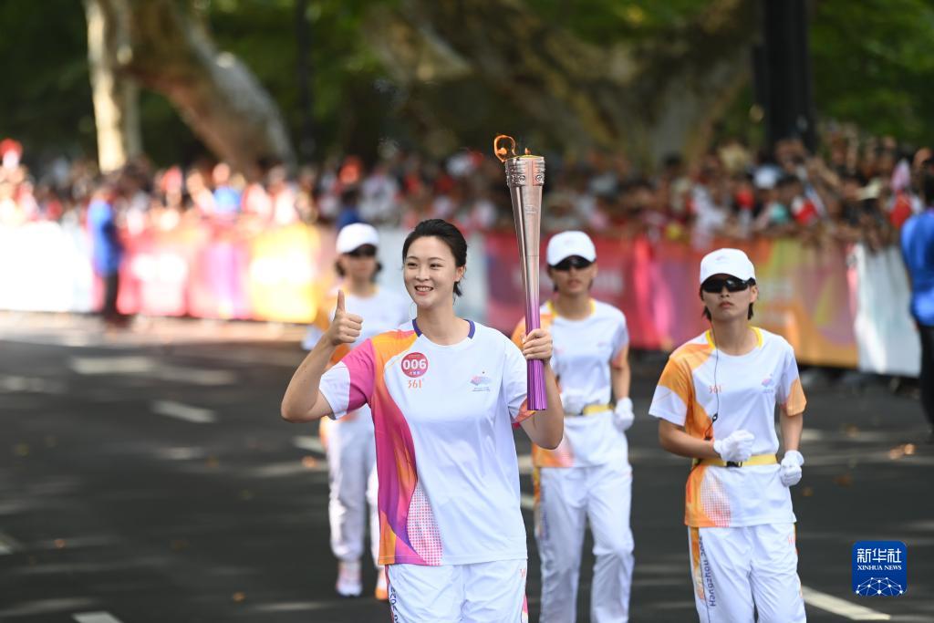 9月8日，杭州亚运会火炬传递在杭州西湖涌金公园广场启动，共有106棒火炬手参与当日传递。图为火炬手惠若琪在火炬传递中。新华社记者 黄宗治 摄