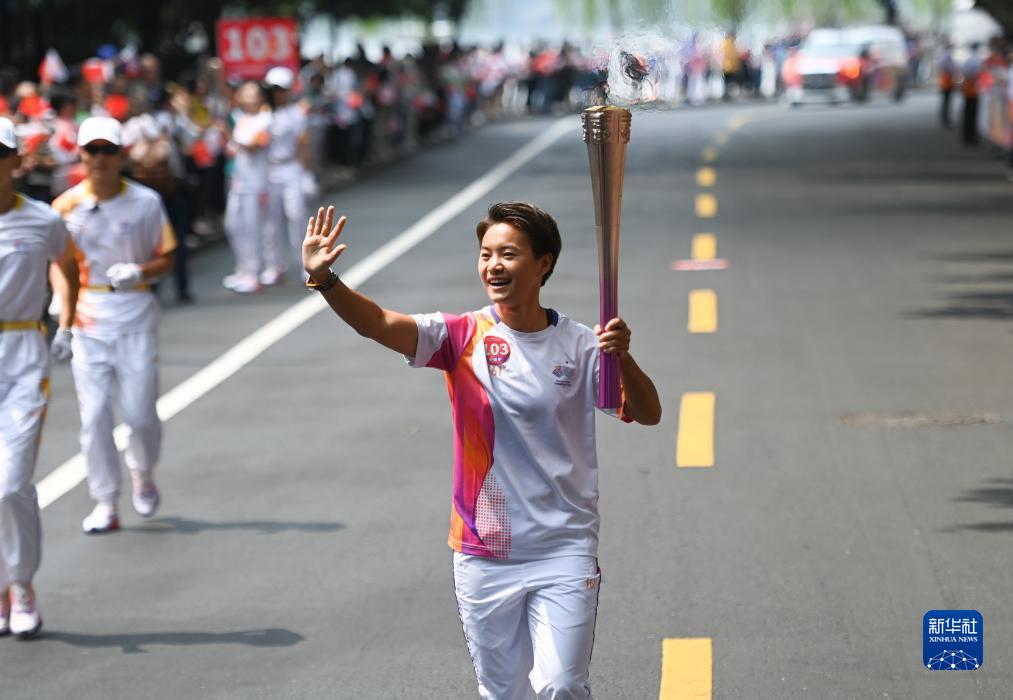 9月8日，杭州亚运会火炬传递在杭州西湖涌金公园广场启动，共有106棒火炬手参与当日传递。火炬手王霜在火炬传递中。新华社记者 黄宗治 摄