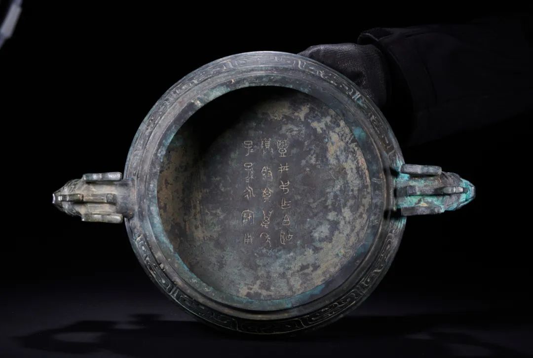 丰邢叔簋内底铭文及拓片“丰丼(邢)叔乍(作)伯姬尊簋，其万年子子孙孙永宝用”。国家文物局供图