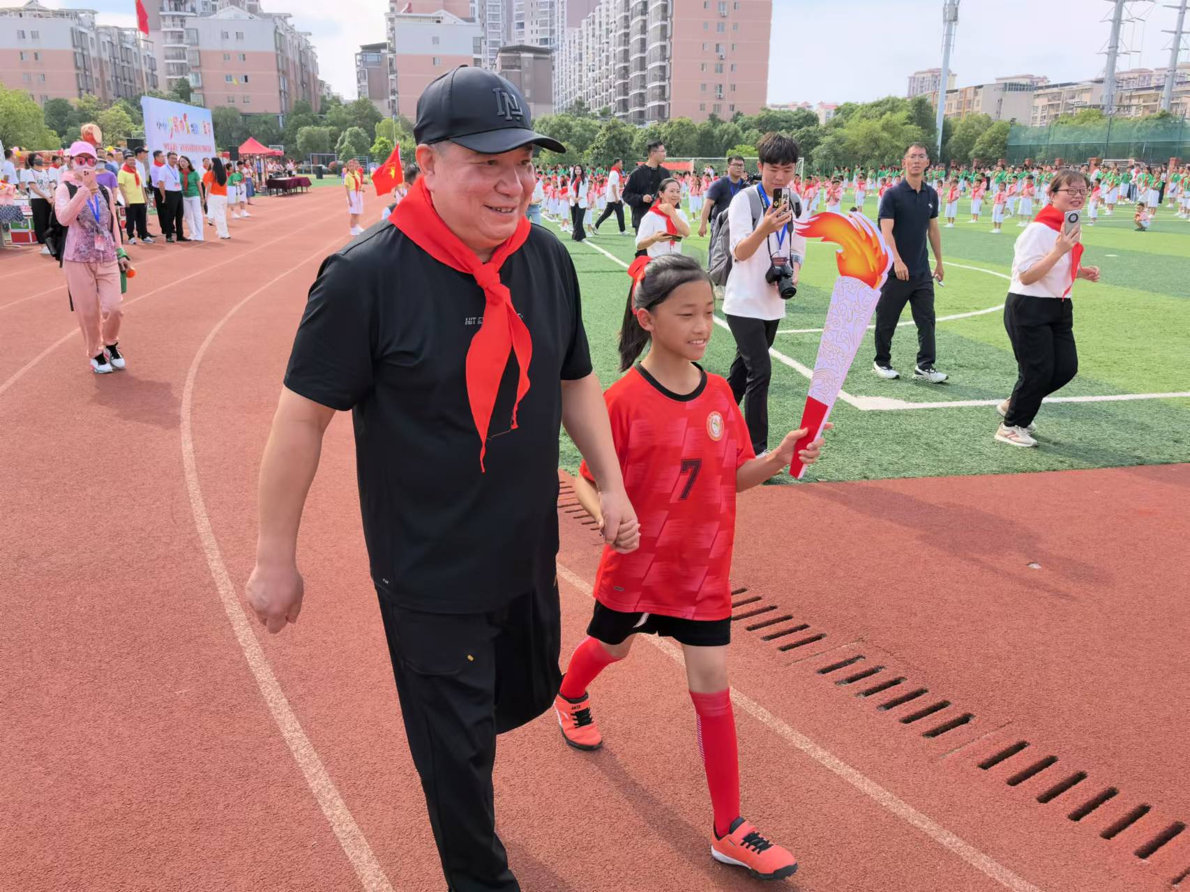 王义夫与学生一同进行模拟火炬传递。人民网记者 杨磊摄