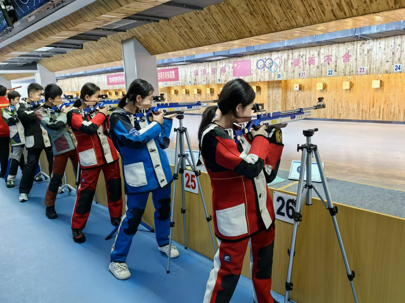 于都新长征中学射击队正在进行训练。人民网记者 杨磊摄