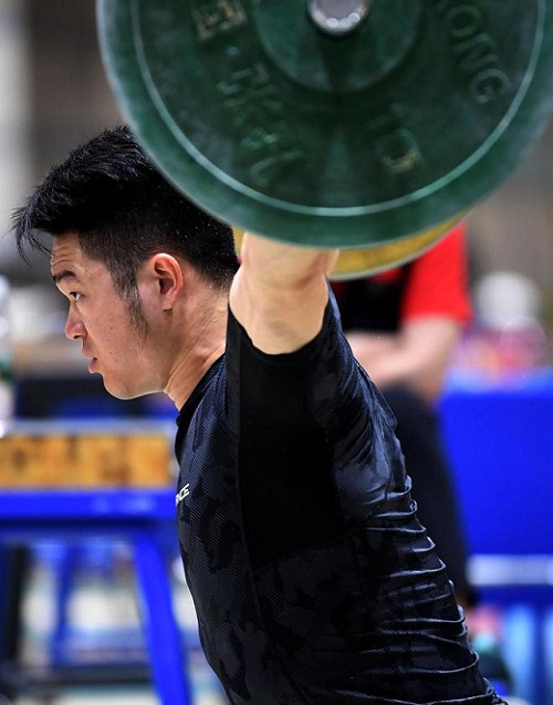 2024年5月10日，中国举重队运动员石智勇在训练中。新华社记者 侯昭康摄