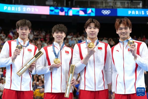 北京时间8月5日，，在巴黎奥运会游泳项目男子4x100米混合泳接力决赛中，中国队以3分27秒46的成绩夺得金牌。图为冠军中国队选手徐嘉余、覃海洋、孙佳俊、潘展乐（从右至左）在颁奖仪式上。新华社记者 杜宇 摄